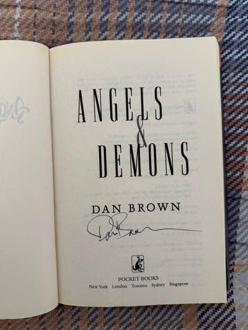 Dan Brown - Signed by Dan Brown 1 edition Angels & Demons +, Antiek en Kunst, Antiek | Boeken en Bijbels