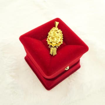Antiek gouden hanger van een mutsenbel (Hanger of bedel), Ophalen of Verzenden, Gebruikt, Goud, Overige merken