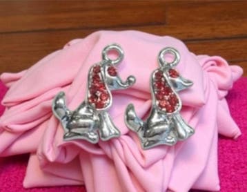 1 x Metalen bedel hondje – antiek zilverkleur met rode Si., Ophalen of Verzenden, Nieuw, Bedel