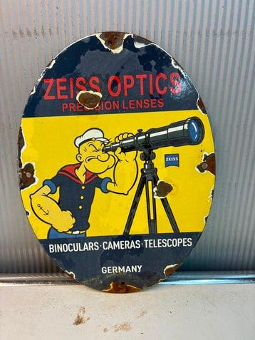 Zeiss Zeiss Optics – Popeye met Telescoop – Ovaal Emaille