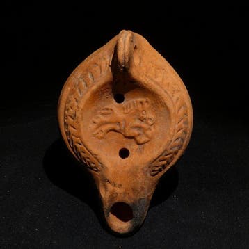 Laat-Romeins / Vroeg-Byzantijns Terracotta Olielamp met een