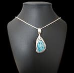 Hanger van natuurlijk onbehandelde larimar. Uniek