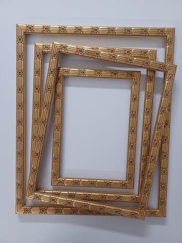 Lijst (4) - Hout - Gouden geborduurde knopen