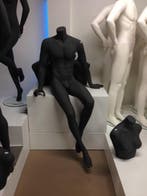 Etalagepop man zittend zonder hoofd