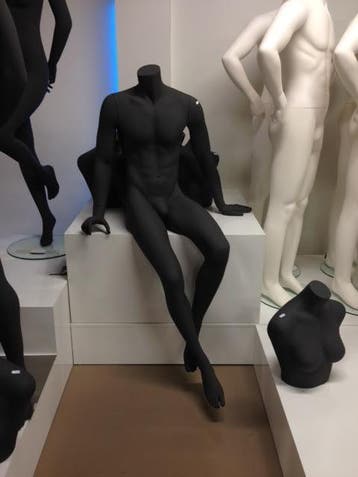 Etalagepop man zittend zonder hoofd
