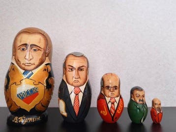 Matryoshka Dolls - Set of 5 Dolls Featuring Past Russian, Antiek en Kunst, Antiek | Speelgoed