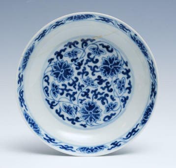 Decoratieve schotel met een blauw-wit verweven