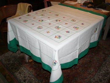 Tafelkleed - 140 cm - 168 cm - hand geborduurd