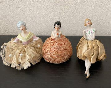 Beeldje - Half-doll pincushions (3) - Porselein, Zijde, stof