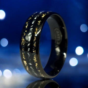 Tungstenen ring. Inleg van goud en meteoriet. De energie van