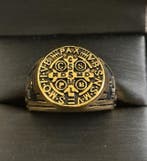 Ring met de Cruz de San Benito, verguld met 24-karaats goud.