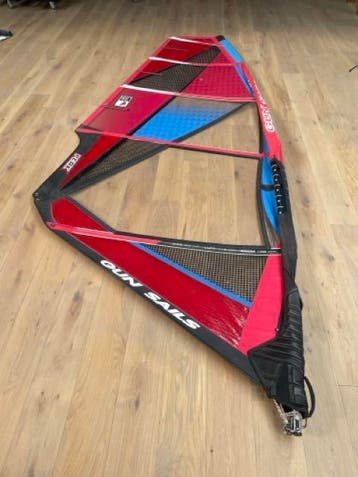 Windsurfzeil Gun Sails 5.0 met Unifiber SDM 400, Watersport en Boten, Windsurfen, Zo goed als nieuw, Complete set