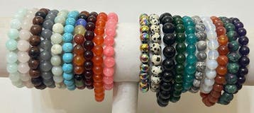 20 armbanden: nefriet; peridoot; agaat; jaspis; robijn