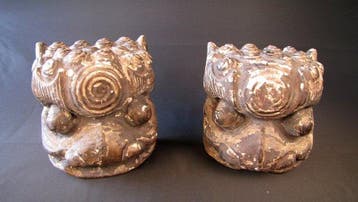 Een paar antieke houten balkenkoppen - Wachterleeuwen (Foo