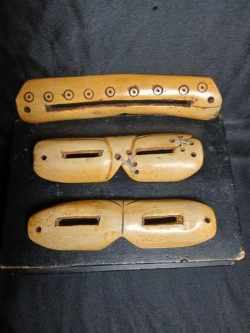 Inuitstijl sneeuwgoggles - Been - Amerikaans - Achyuta Deva, Antiek en Kunst