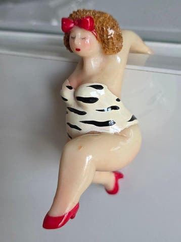Figurka vintage PIN-UP – zalotna kpica si dama –