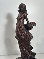 Beeldje - Vrouw met bloemenmand - Brons, Marmer