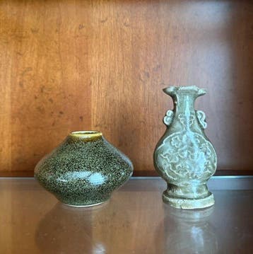 Twee Chinese porseleinen geleerdenobjecten - Porselein -