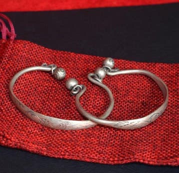 Paar armbanden met gravures en hangers van Miao-Hmong, 40 g,