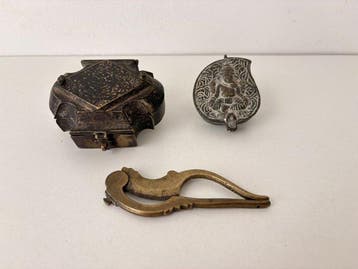 Twee antiek beteldoosjes en een betel snijder - Koper -