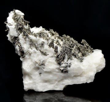 Allargentum, Dyscrasite en natuurlijk zilver Kristallen op