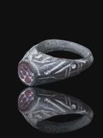 Middeleeuwen, kruisvaardersperiode Brons, Stunning Red Glass, Antiek en Kunst