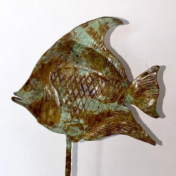 Derme Abdoulaye - sculptuur, Poisson sur tige stylisée en