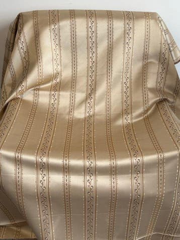 Gouden ornamenten op zijde-strepen – Elegante lampasso