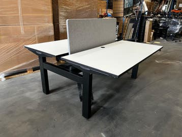 Herman Miller duo zit sta bureau, inclusief tussenscherm, Verzenden, In hoogte verstelbaar, Zo goed als nieuw