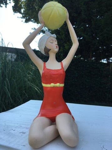 Beeld, BAD DAME MET STRANDBAL - 24 cm - Hars, Antiek en Kunst