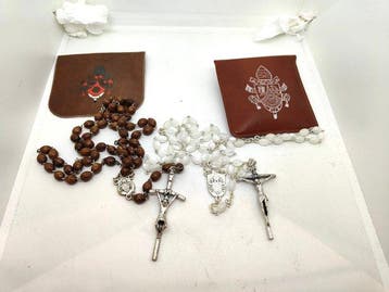 Rozenkrans (2) - Twee rozenkransen in houtkleur en zilver, Antiek en Kunst