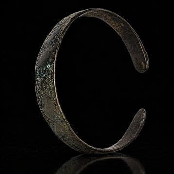 Middeleeuwen / Vikingertijd Versierde bronzen armband /