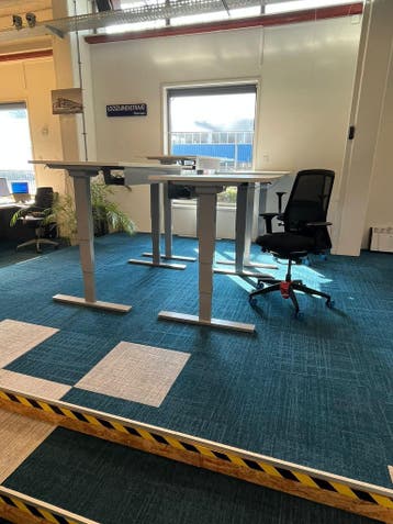 Zit Sta Bureau Nieuwstaat - Design Merk - Grote Voorraad, Verzenden, In hoogte verstelbaar, Zo goed als nieuw