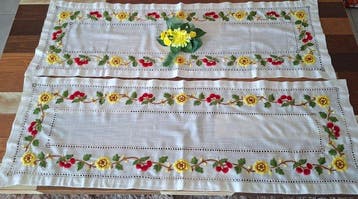 Schattige lentetafellopers, uitgevoerd met prachtige bloemen, Antiek en Kunst