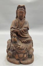 Oud Chinees houten standbeeld van een godheid op een leeuw