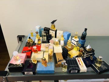 Collectie merkartikelen - 30 parfumminiaturen, allemaal in