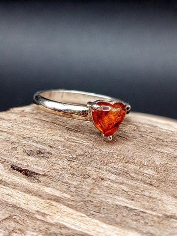 Uniek stuk: ring van 925 zilver met cognac-amber hartvorm,