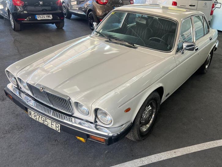Jaguar XJ 4.2, bj 82, oldtimer, 76.000 km, 100% roestvrij, Auto's, Jaguar, Geïmporteerd, Dealer onderhouden, Onderhoudsboekje