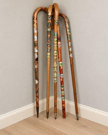 authentieke wandelstokken met zeer veel schildjes Wandelstok, Antiek en Kunst