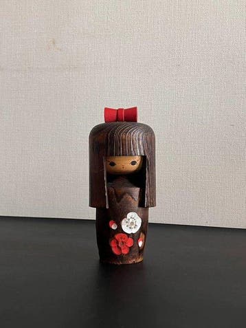 Beeld, Antique Japanese Wood Mustard Seed Doll Haru no
