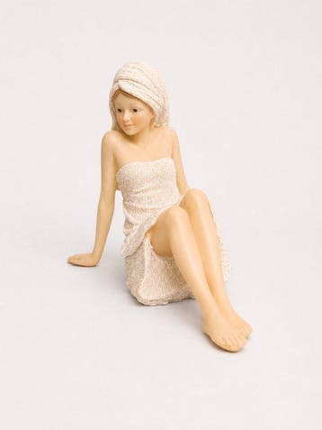 Beeld, Elegant wellness sculptuur van zittende dame –