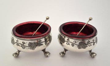 Zoutbakje (2) - met Cranberry glas + 2x zoutlepeltjes - ca.