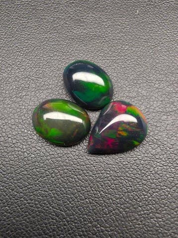 8.4cts Zwarte Opaal Cabochons- 1.68 g - (3)