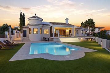 Volledig gerenoveerde villa met zeezicht- La Cala de Mijas, 4 of meer slaapkamers, Airconditioning, Costa del Sol, In bos