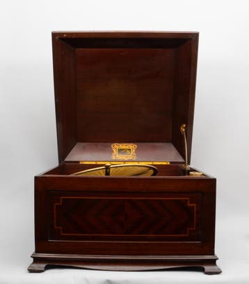 Een grammofoon, His Masters Voice (HMV), 20e eeuw, Gebruikt