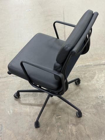 Vitra EA 217 Soft Pad Chair | All Black | NIEUW met kaartje, Zwart, Leer, Ophalen of Verzenden, Zo goed als nieuw