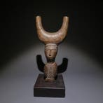 Figuur met 3 gezichten. 14,5 cm hoog. - Baule