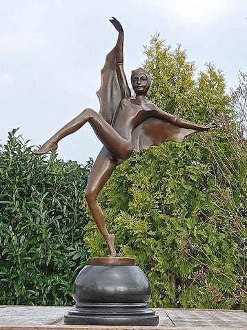 j.lorenz - sculptuur, groot formaat scarab cat dancer - 43