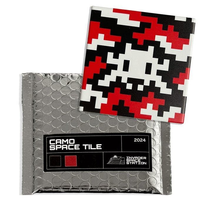 Invader (1969) - Camo Tile, Black & Red & White, Antiek en Kunst, Kunst | Designobjecten