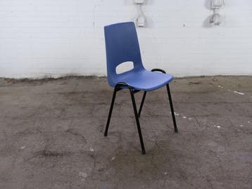 Kantinestoel blauw kuip zwart frame stapelbaar ZGAN, Verzenden, Gebruikt, Kunststof